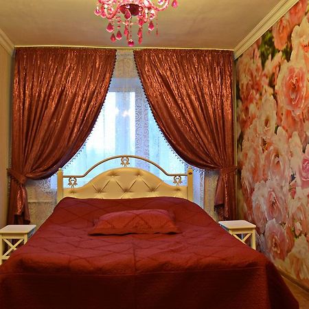 Roses Apartment In The City Center Tsjernihiv Eksteriør bilde